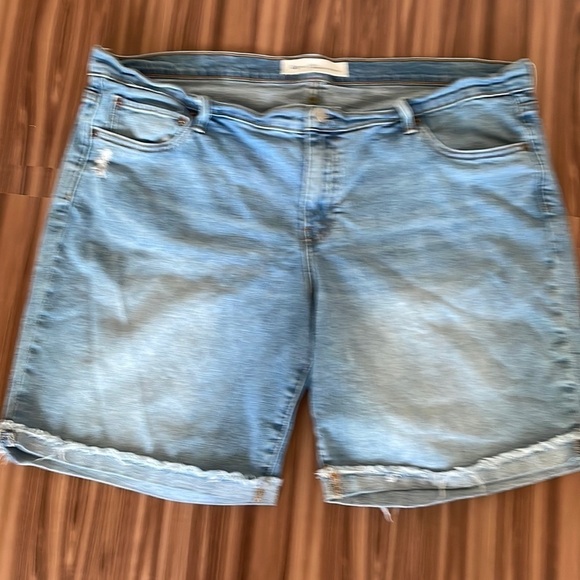 GAP Bermuda Distressed Shorts Size 42 - Picture 1 of 9